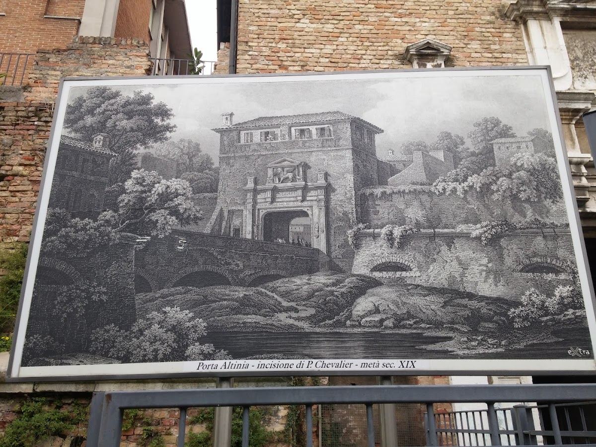 Porta Altinia